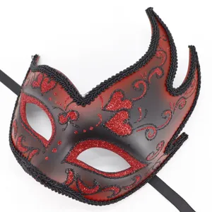 Detail van rood-zwarte glanzende hartjes masquerade masker voor feest en carnaval.