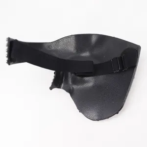Detalle de máscara de mascarada de media cara negra, diseño elegante de diamantes con elástico.