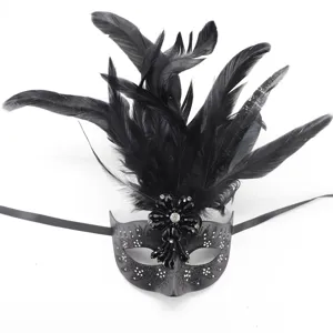 Vista dettagliata in primo piano della maschera di carnevale nera con piume e strass.