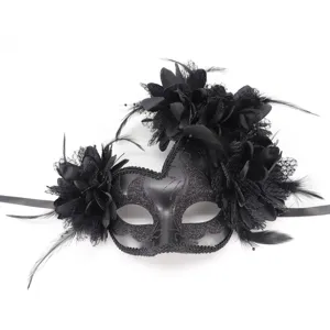 Zwart masker voor gemaskerd bal met bloemen en veren voor Halloween feest cosplay.