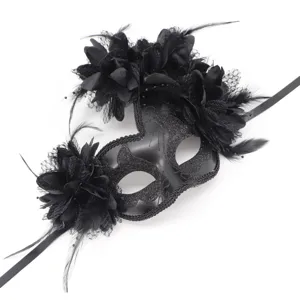 Zwart masker voor Halloween en verkleedpartijen met veren en bloemen voor feestelijke looks.
