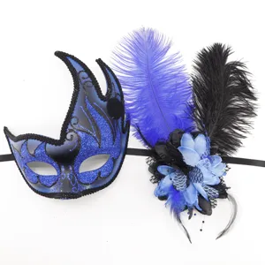 Vista detallada de una máscara de mascarada azul con plumas y decoración floral para fiesta.