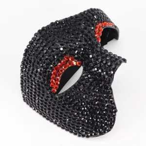 Exquisita máscara de mascarada de media cara con diamantes de imitación en primer plano.
