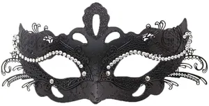 Maschera da carnevale nera con strass scintillanti, dettagliato design in metallo.