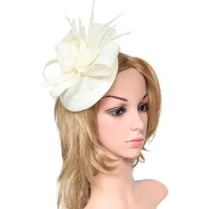 Vista detallada del elegante sombrero fascinador beige de malla con plumas delicadas.