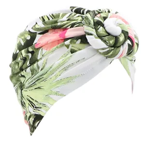 Gorro turbante nudo trenzado estampado hojas tropicales, detalle tela seda de leche suave.