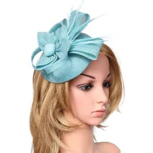 Sombrero fascinator azul claro con plumas, elegante accesorio para fiesta y boda.
