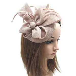 Detalle del elegante fascinador de malla rosa con plumas para bodas y grandes fiestas.