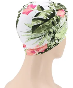 Vista de detalle posterior del turbante de seda de leche con estampado floral tropical.