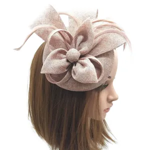 Elegante tocado fascinator rosa con plumas y diseño de flores para fiestas y bodas.