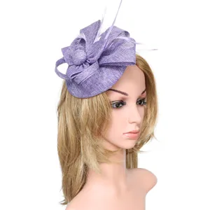 Vista detallada de elegante sombrero fascinator morado con finas plumas y diseño floral.