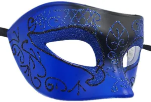 Primo piano dettagliato della maschera di carnevale blu e nera glitterata con farfalla.
