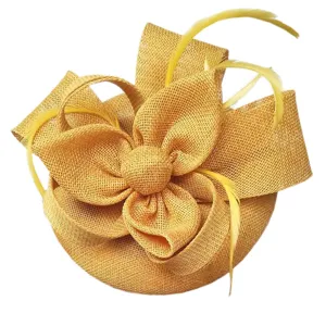 Elegante sombrero fascinator amarillo con flor de pluma para fiesta de bodas de mujeres.