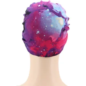 Vista detallada del gorro turbante con estampado de galaxia, de suave tejido de seda de leche.