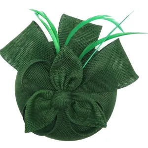 Elegante sombrero fascinator verde oscuro con lazo y plumas para fiesta boda mujer.