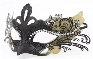 Vista ravvicinata e dettagliata della maschera da ballo in maschera in nero e oro.