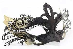 Primo piano dettagliato della maschera di carnevale nera e oro con strass luminosi.