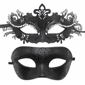 Detailansicht von zwei schwarzen Masken mit Strass und Glitzer für Halloween Partys.