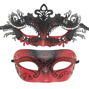 Detailansicht von rot-schwarzen Masken mit filigranem Metall, Strasssteinen und Glitzer.