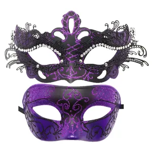 Vista dettagliata di un set di maschere da ballo in maschera di coppia con metallo e glitter.