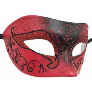 Detailaufnahme einer stilvollen rot-schwarzen Maskenballmaske mit funkelnden Glitzermustern.
