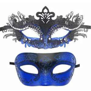 Nahaufnahme der Masken-Set-Details mit filigranem Metall- und glänzendem Glitzer-Design.