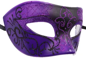 Vista ravvicinata di dettaglio della maschera di carnevale con glitter viola e nero.