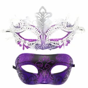 Exquisite Maskerade Masken in Lila und Weiß mit filigranen Mustern und glitzernden Details.