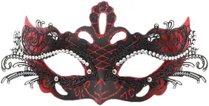 Primo piano dettagliato della maschera di carnevale nera e rossa con strass e glitter scintillanti.