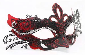 Squisita maschera di metallo nero e rosso con strass per festa in costume di halloween