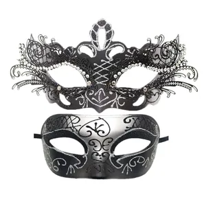 Set di maschere di carnevale per coppie con farfalla in metallo e dettagli glitter.