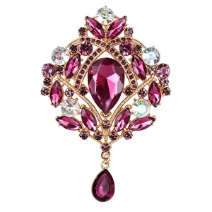 Exquisites Vintage Kristall Strass Brosche Detail, mit eleganten lila und klaren Steinen.