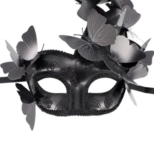 Detailaufnahme einer schwarzen Maskenballmaske mit eleganten 3D-Schmetterlingen.
