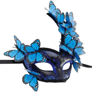 Detailansicht der blauen Schmetterlingsmaske mit Glitzer und schwarzen Bändern für Party.