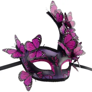Detailaufnahme der filigranen violetten Schmetterlingsdetails und des Glitzers auf der Maske.