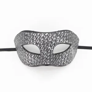 Gros plan masque de venise, texture géométrique argentée pour costume de fête.