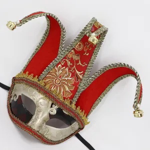 Vue détaillée du masque de bouffon rouge et or avec cloches pour les accessoires de fête.