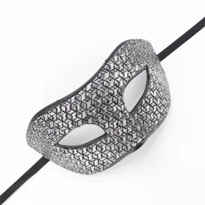 Vue détaillée du masque de bal vénicien, motif en cuir rétro argenté avec sangle noire.