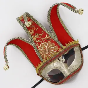 Mascarade d'Halloween masque de jester rouge et or avec cloches, accessoires de fête parfaits.