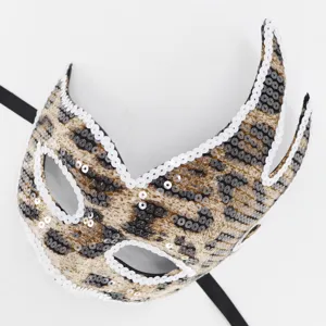 Leopardenmuster Party Maske mit weißen Pailletten und Hornform für Halloween Karneval Partys.