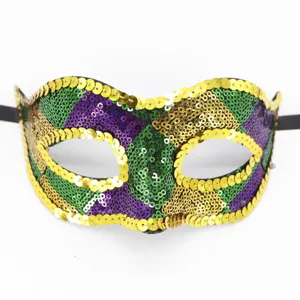 Maschera carnevale paillettes dettaglio, fantasia arlecchino oro verde viola festa.