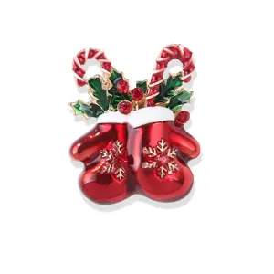 Broche canne à sucre et mitaines de Noël, alliage doré avec émail rouge et strass brillants.