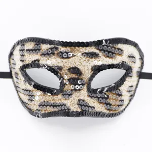 Nahaufnahme Detail der Leoparden-Maske mit Paillettenbesatz und elastischem Halteband.