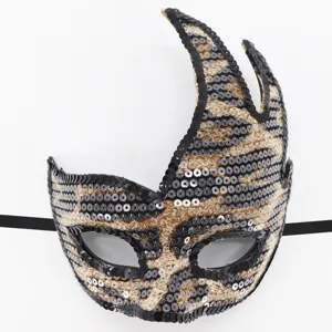 Detailansicht der Pailletten-Leopardenmuster-Maskerade-Maske mit Flammenhorn für Party.