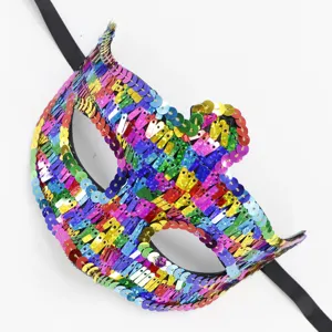 Nahaufnahme Detail der bunten Pailletten Maske mit schwarzem Band für Kostüm Partys.
