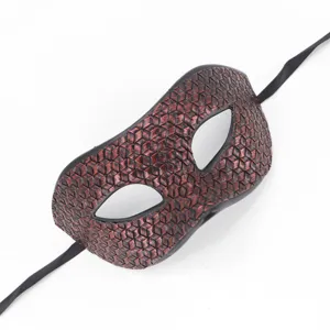 Détail de masque vénitien, motif en cuir texturé rouge-brun avec rubans noirs.