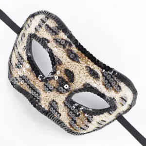 Detailansicht einer Leoparden-Pailletten-Maske mit schwarzem Rand für Maskeraden.