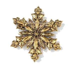 Detailansicht der Vintage Gold Ton Schneeflocke Brosche mit Nadelmechanismus und Legierung.