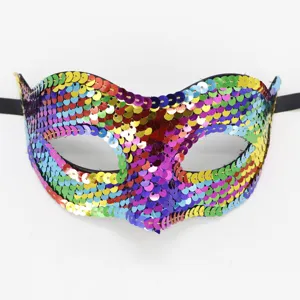 Primo piano dettagliato della maschera di carnevale con paillettes colorate per feste ed eventi.