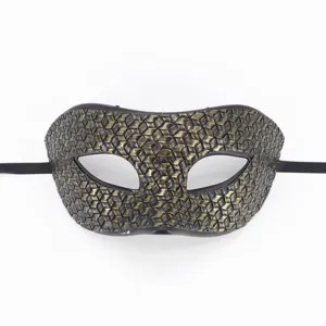 Vue détaillée du masque de mascarade en cuir rétro de Venise pour fête d'Halloween et carnaval.